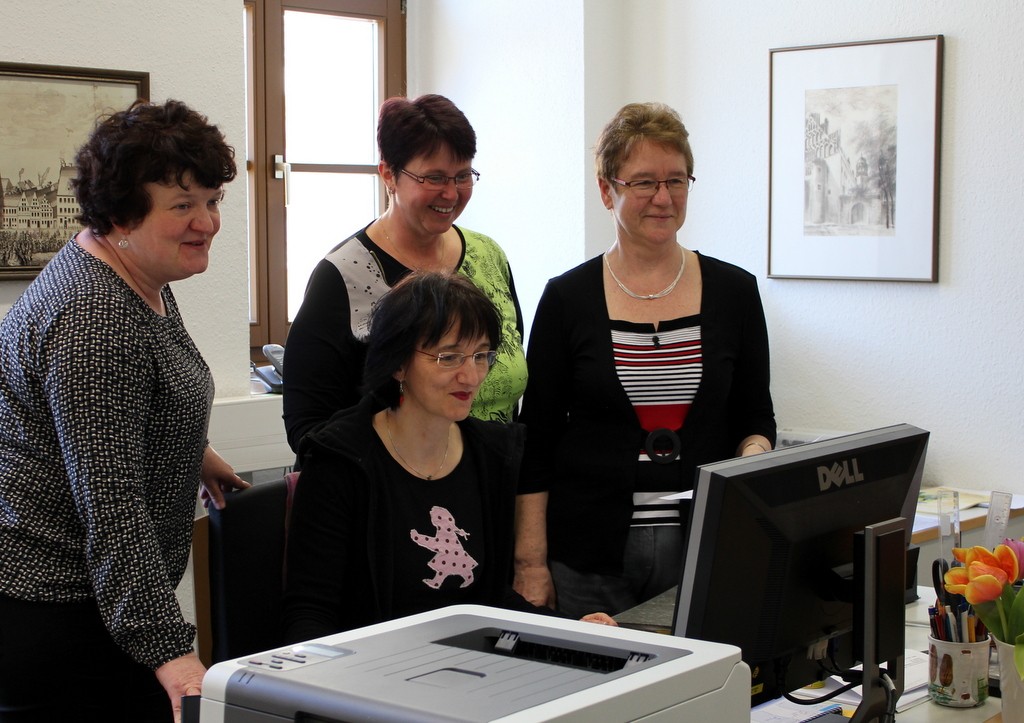 Frau Dr. Schröter (l.), Frau Becker (h.), Frau Böttcher (v.), Frau Marek (r.) Main Office